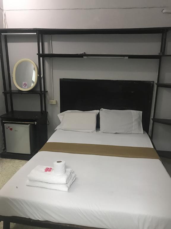 Scandalic Bar And Guest House Pattaya Ngoại thất bức ảnh